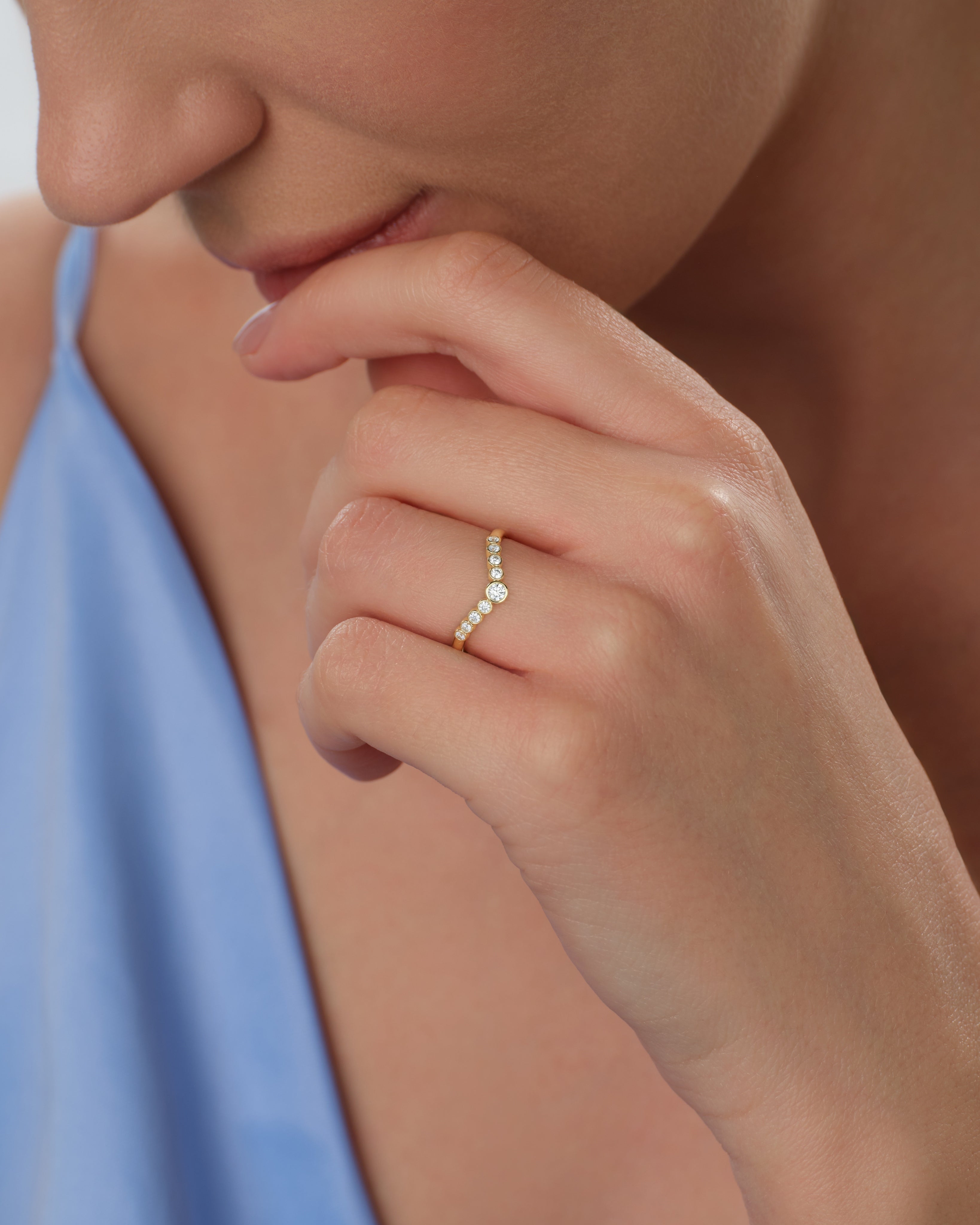Bezel Curved Wedding Band (0.25 CT TW)